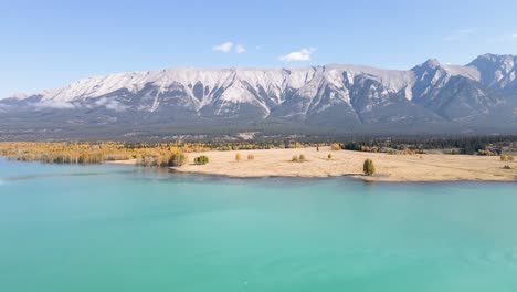 vista aérea ascendente de las montañas alrededor del lago abraham