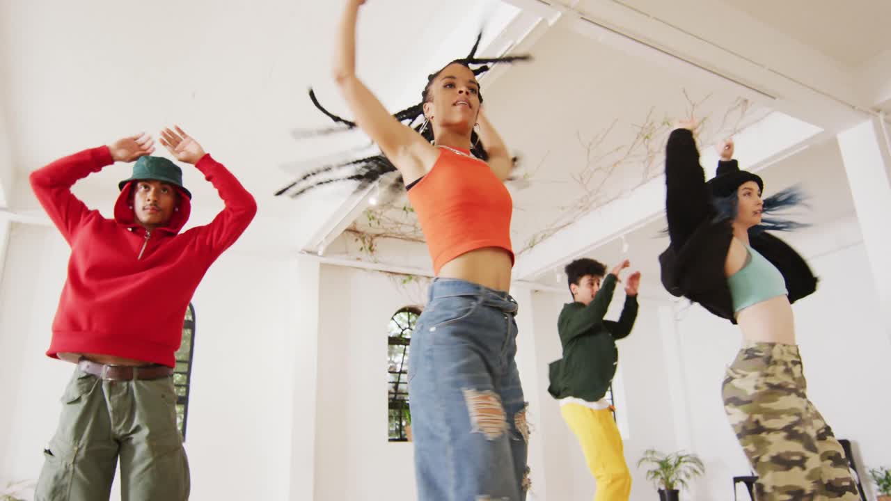 행복한 다양한 남녀 댄서들이 댄스 스튜디오에서 춤을 추고, 느린 움직임