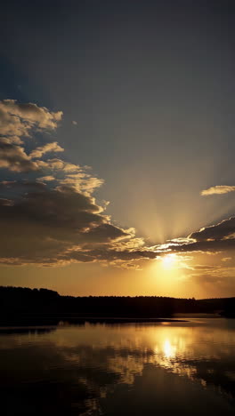 puesta de sol sobre un lago