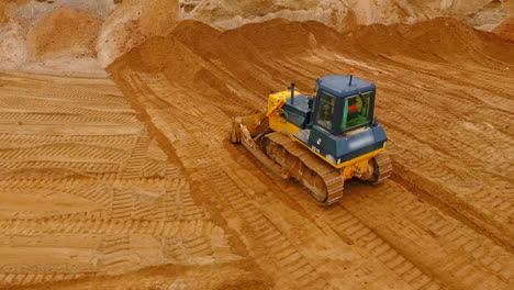 Máquina-Topadora-Moviendo-Arena-En-Cantera-De-Arena.-Equipo-De-Minería