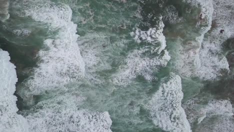 Filas-De-Olas-Blancas-Agitadas-Se-Mueven-Lentamente-Hacia-La-Costa,-Antena-Vertical