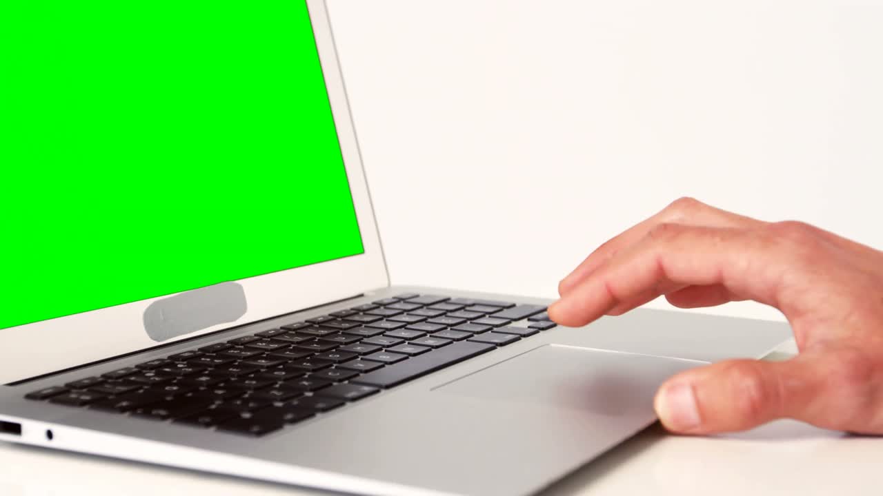 mano de hombre usando computadora portátil