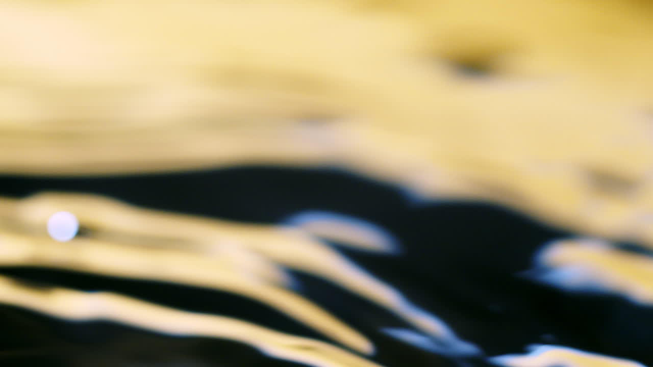 superficie de agua textura amarilla y azul con ondas limpias y fondo de refracción de onda