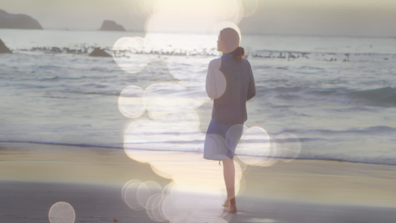 자연 속에서  ⁇ 고 있는 두 인종의 여성 위에 있는 불빛의 비디오