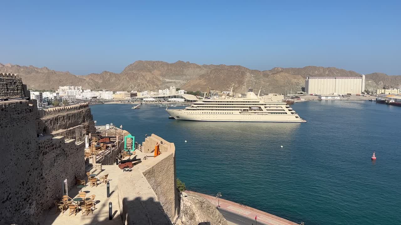 Skyline di Muscat, Oman, 4K Edifici della città Vista urbana Medio Oriente Capitale costiera Architettura Filmato