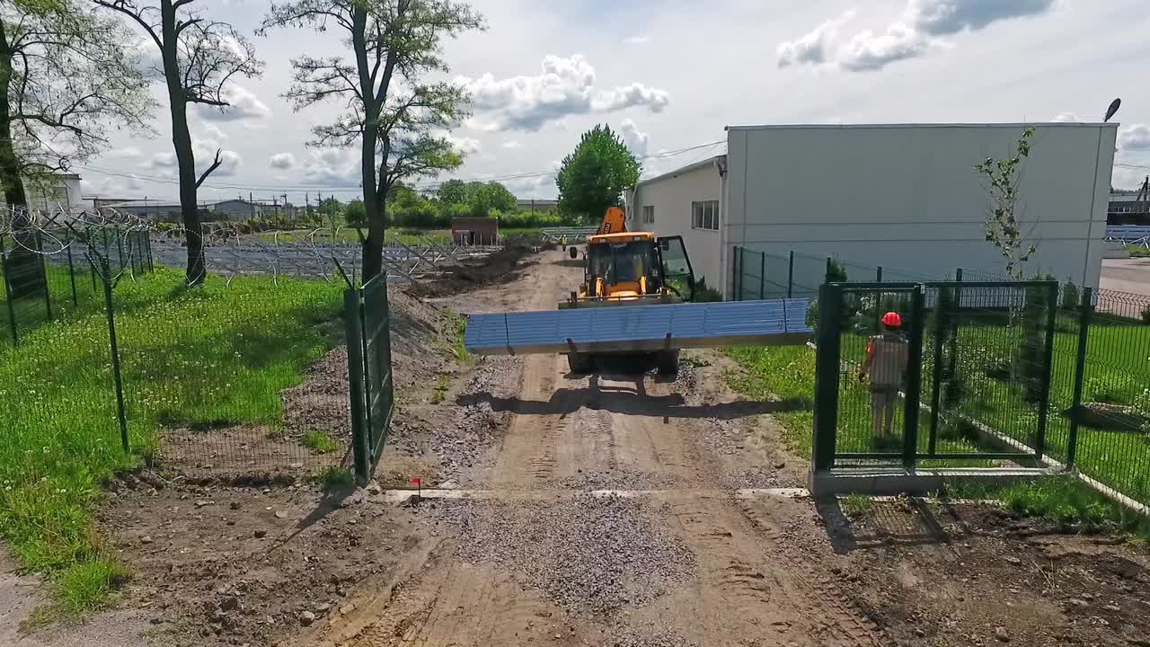 Gravemaskineri på byggeplads. Tung industriel gravemaskine arbejder på byggeplads.