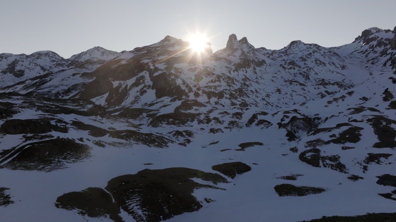 해가 뜨고 해가 지면 눈 인 산꼭대기