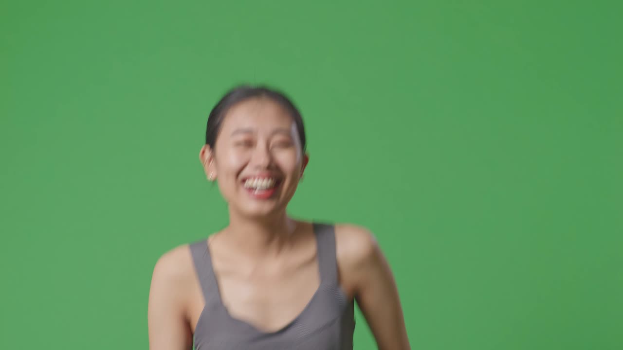 행복한 여성이 달리고 있습니다.