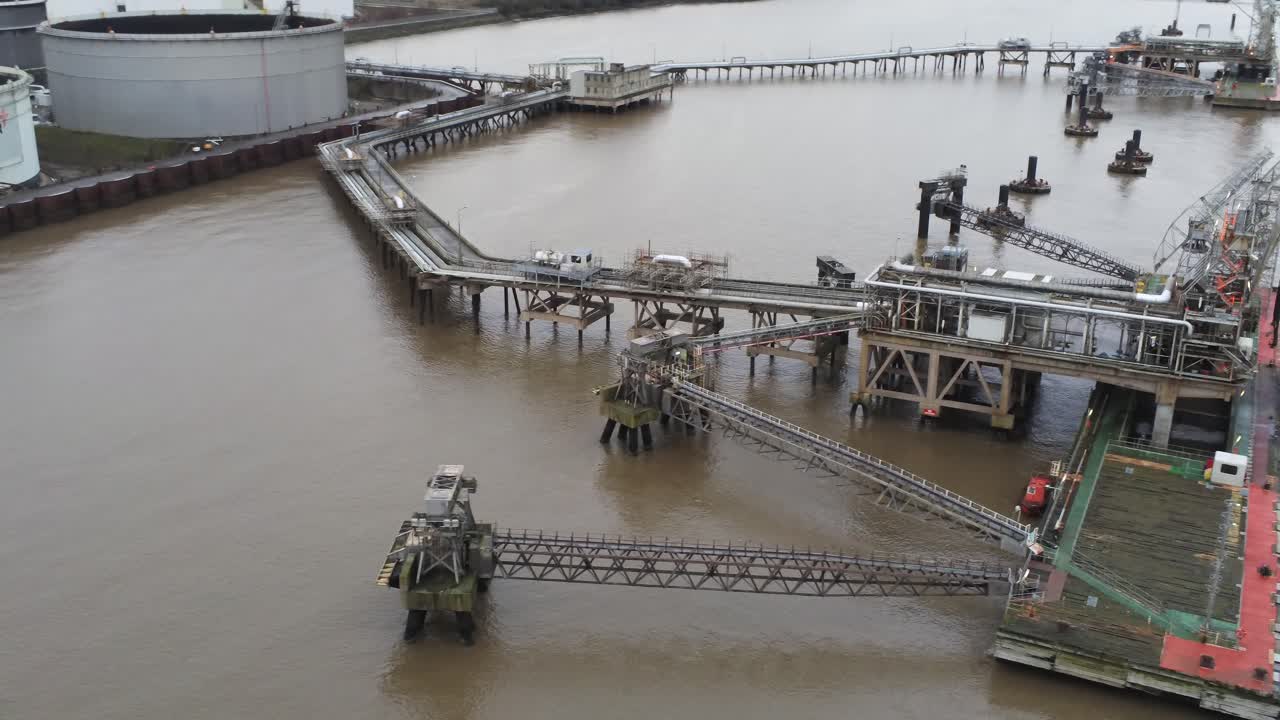 drone view tranmere oil terminal birkenhead puerto petroquímico costero distribución órbita ascendente por encima del pontón de envío