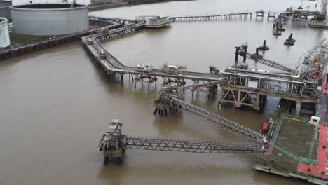 Drone-View-Tranmere-Oil-Terminal-Birkenhead-Puerto-Petroquímico-Costero-Distribución-órbita-Ascendente-Por-Encima-Del-Pontón-De-Envío