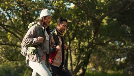 aventura, viajes y caminatas en pareja en la naturaleza