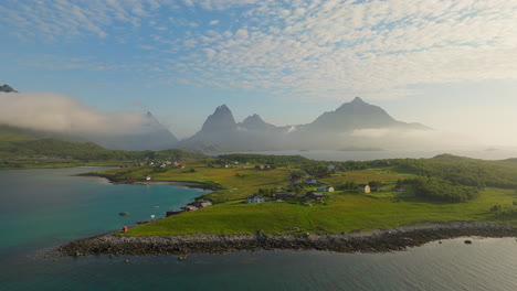 Vista-Idílica-Del-Pueblo-De-La-Isla-Holdoya-Durante-El-Amanecer-En-Hadsel,-Nordland,-Noruega