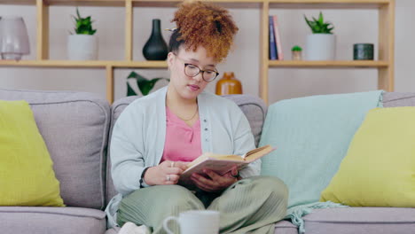 sala de estar, estudiante leyendo libros