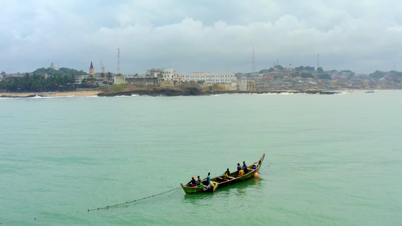 gran foto de pescadores en el mar y el castillo.