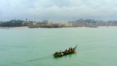 Gran-Tiro-De-Pescadores-En-El-Mar-Y-El-Castillo