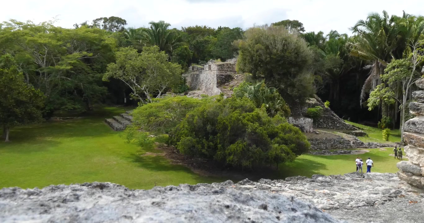 Tempio del Re visto dalla cima dell'Acropoli. Sito Maya di Kohunlich - Quintana Roo, Messico.