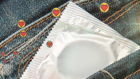 animación de iconos de corazón sobre condón en pantalones de mezclilla