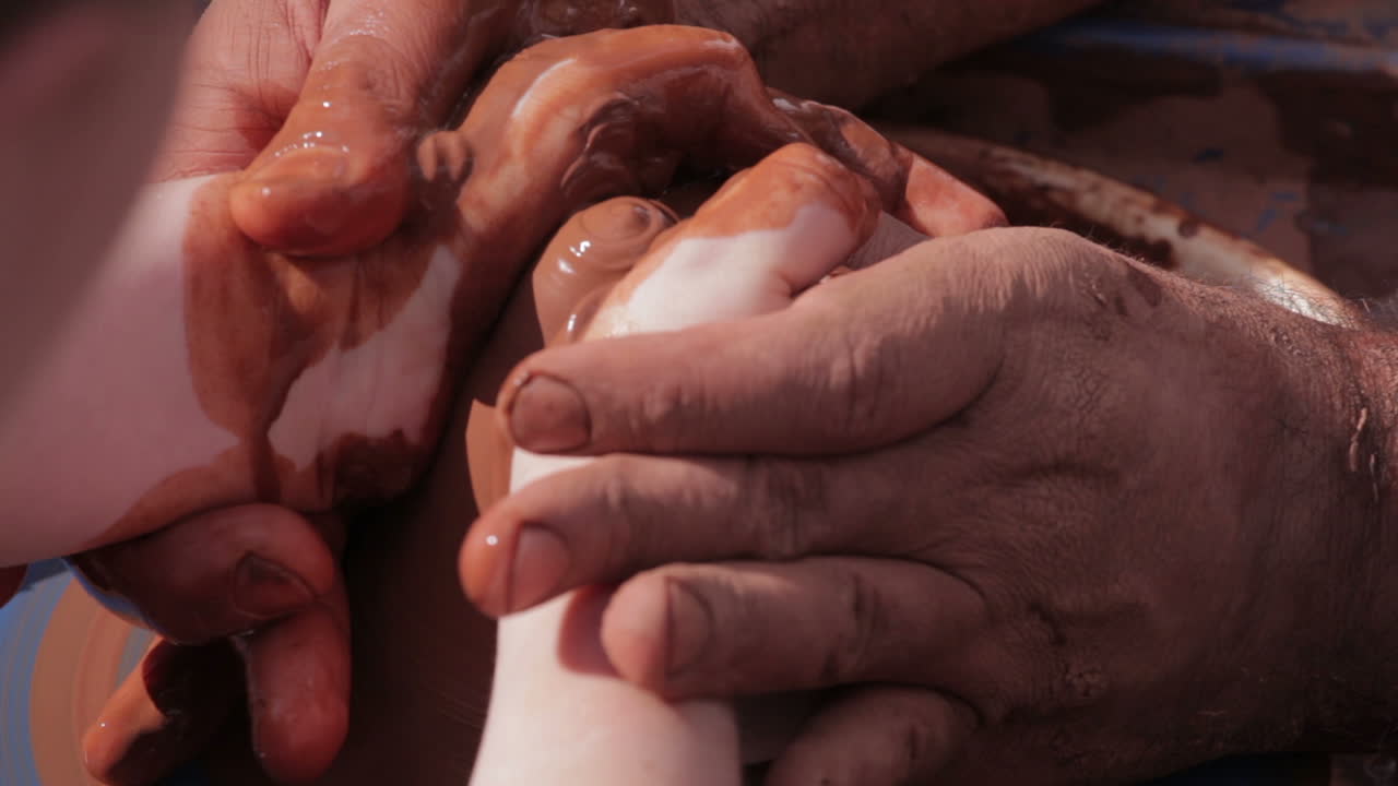 el alfarero enseña su oficio al niño 1