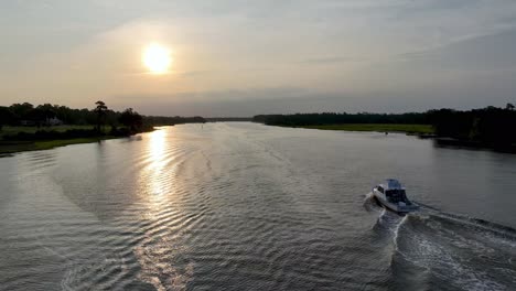 Cruceros-En-Barco-De-Pesca-Por-El-Canal-Intracostero-En-Little-River-Sc,-Carolina-Del-Sur