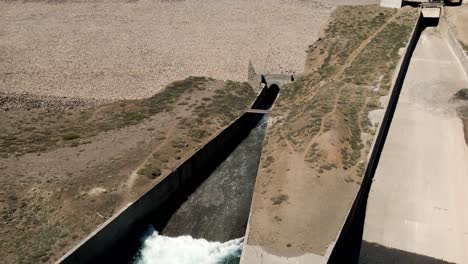 vista aérea de una represa de agua para generar energía renovable en un día soleado