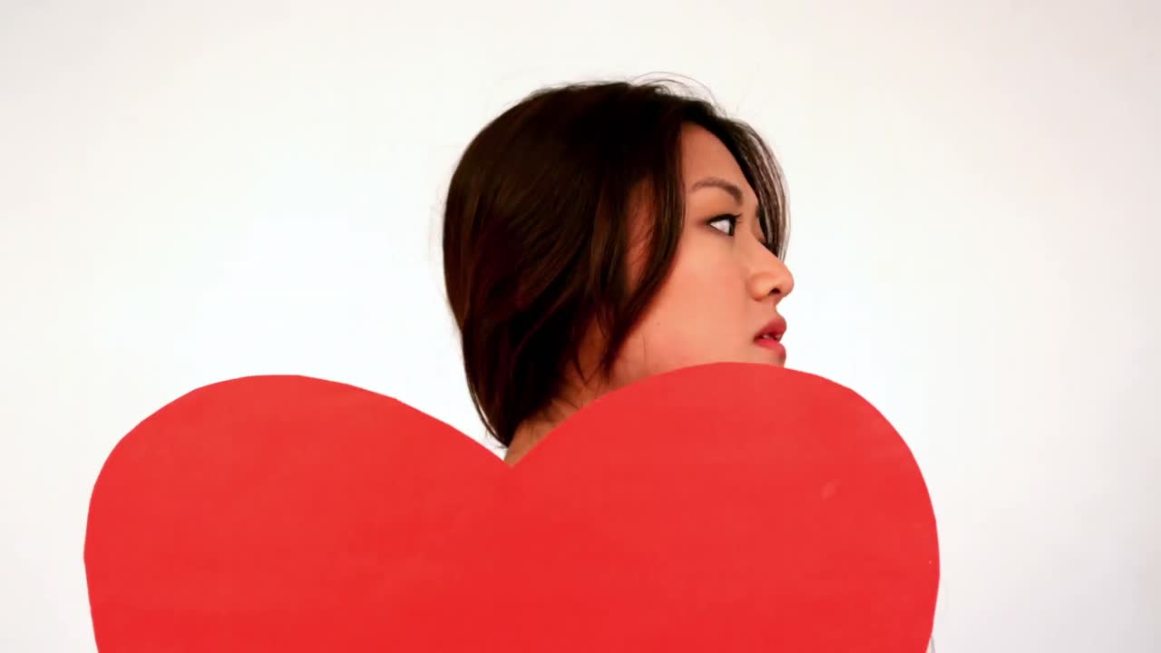 아름다운 심장 뒤에 포즈를 취하는  ⁇ 스터