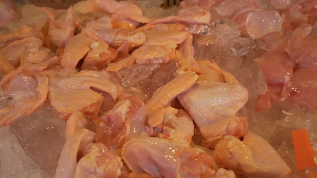 alas de pollo en hielo en el mercado de comida callejera para la venta