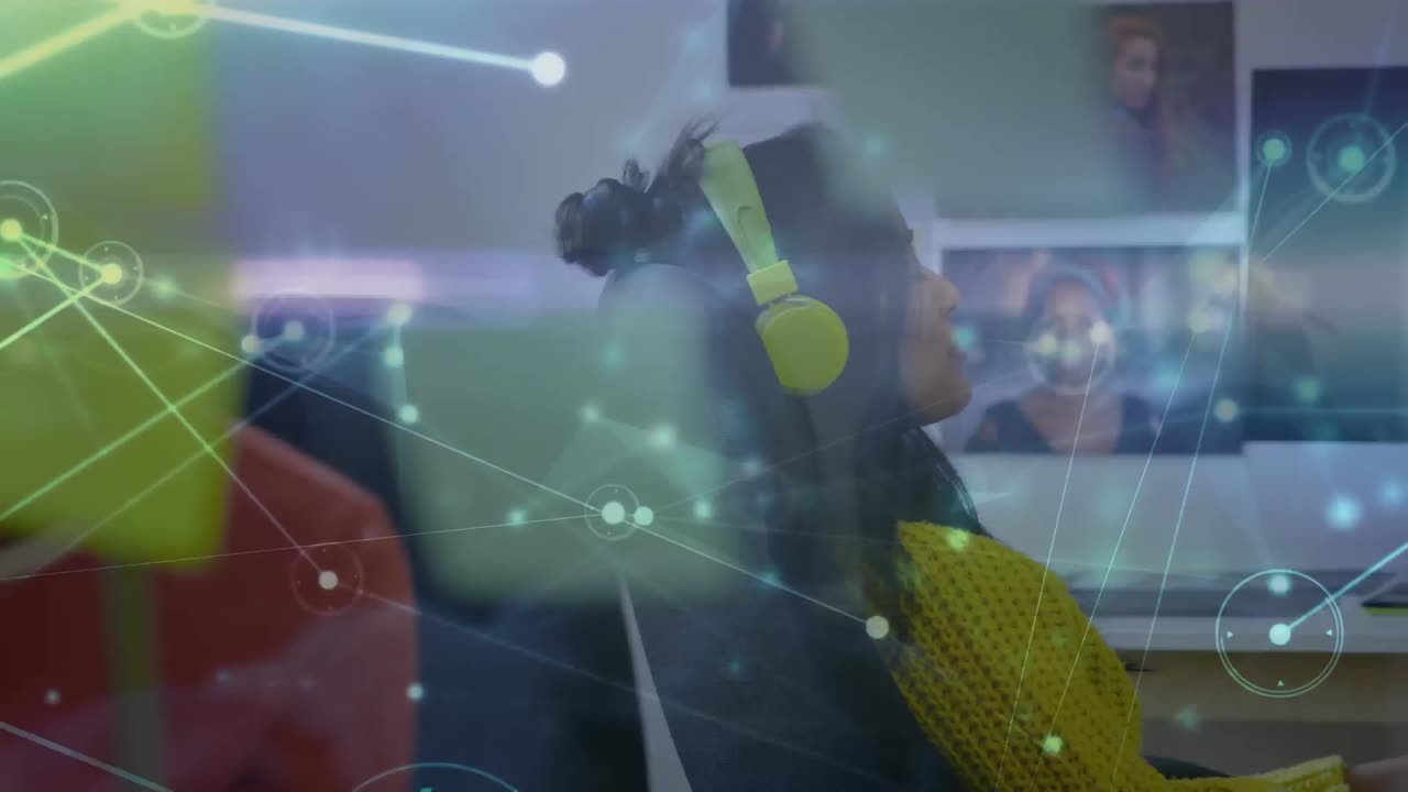 animación de redes de conexiones sobre mujer de negocios de raza mixta en la oficina