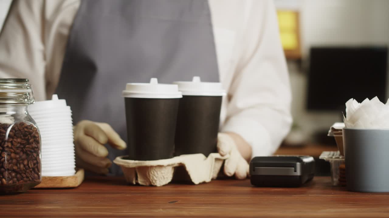 Pagamento senza contanti in un ristorante. Cliente che paga con lo smartphone in un bar. Tecnologia NFC, concetto di shopping contactless