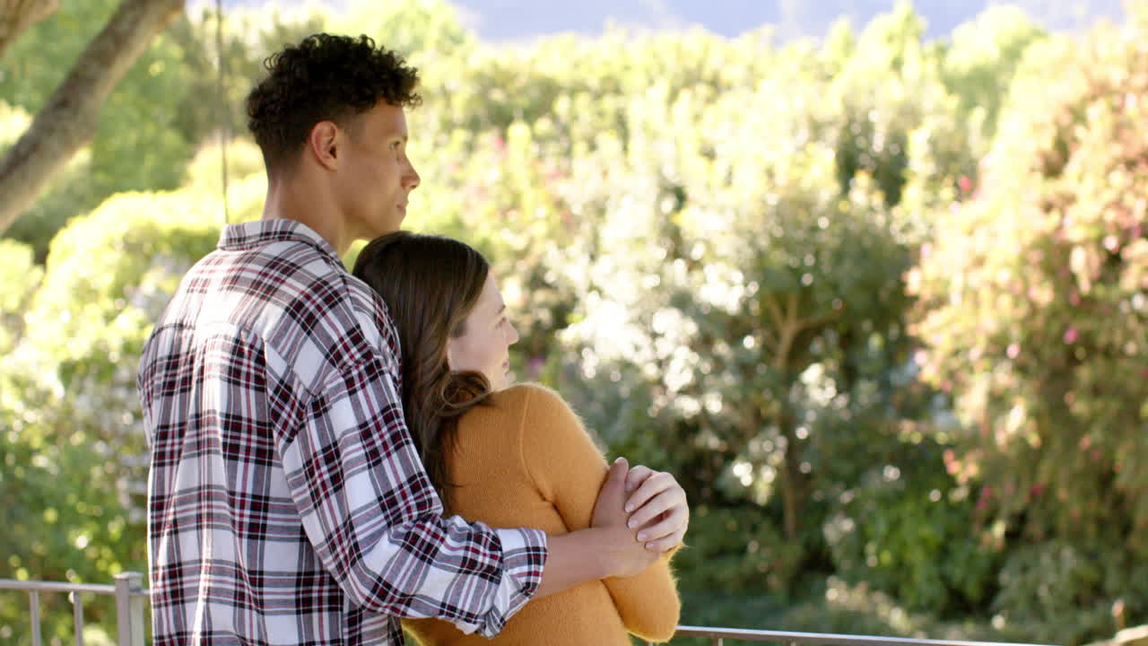 다양한 행복한 커플이 발코니에 서서 집에서 포옹하고, 복사 공간, 느린 동작