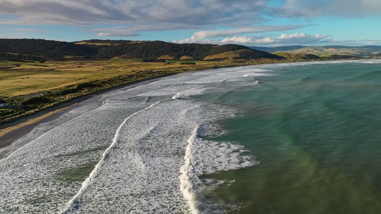 vista panorámica aérea de la bahía de porpoise curio en nueva zelanda con olas largas