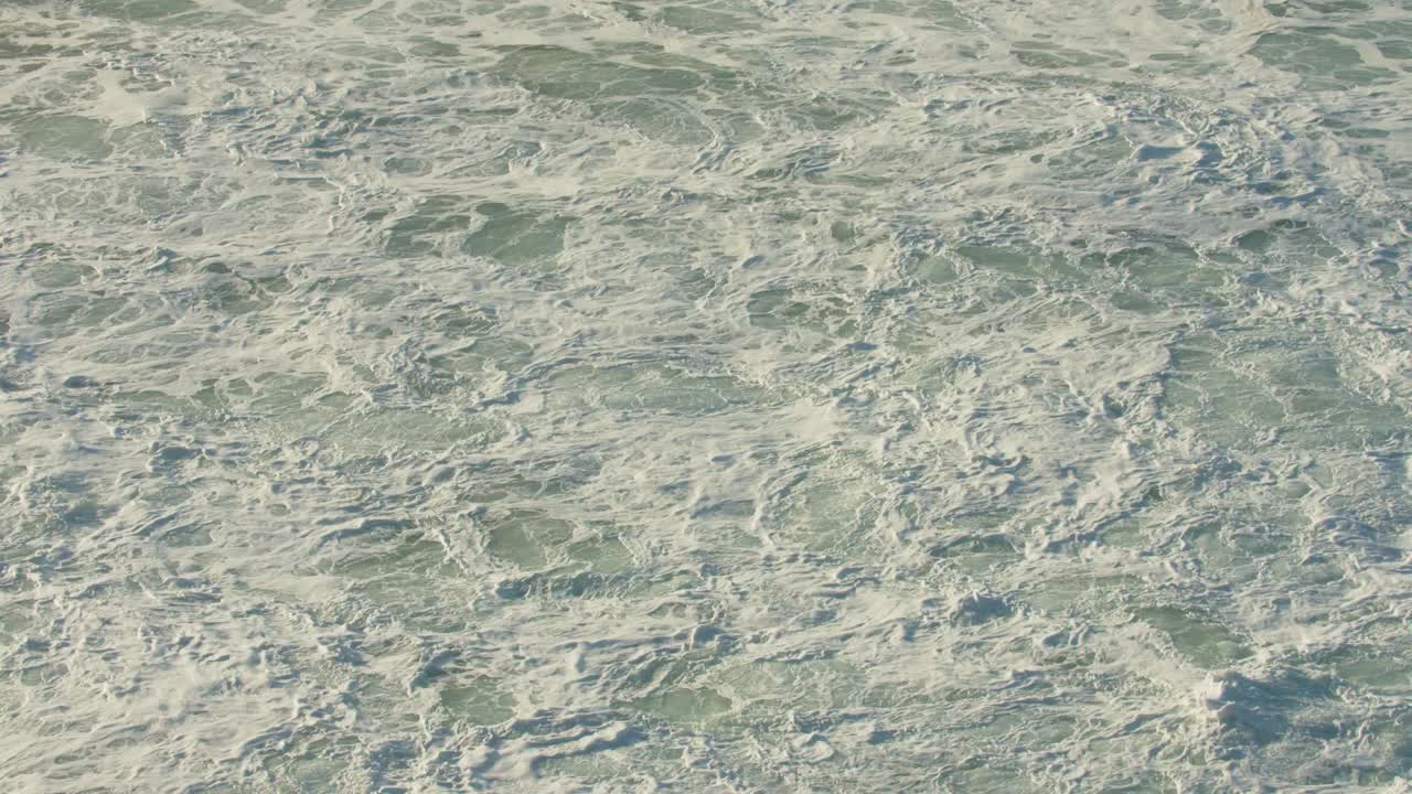 rompimiento de olas en la playa norte de nazare con lavado blanco rodando