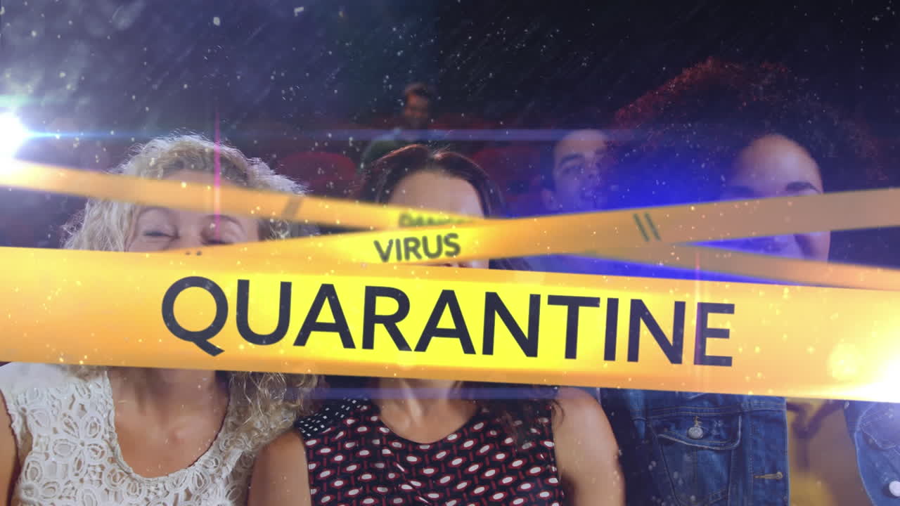 animación del texto de covid 19 en cintas amarillas sobre personas en el cine