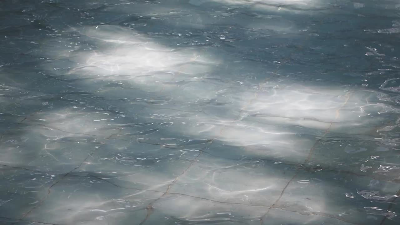 추상적인 물 반사: 빛과 그림자의 놀이