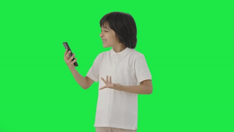 Niño-Indio-Enojado-Hablando-En-Videollamada-Pantalla-Verde