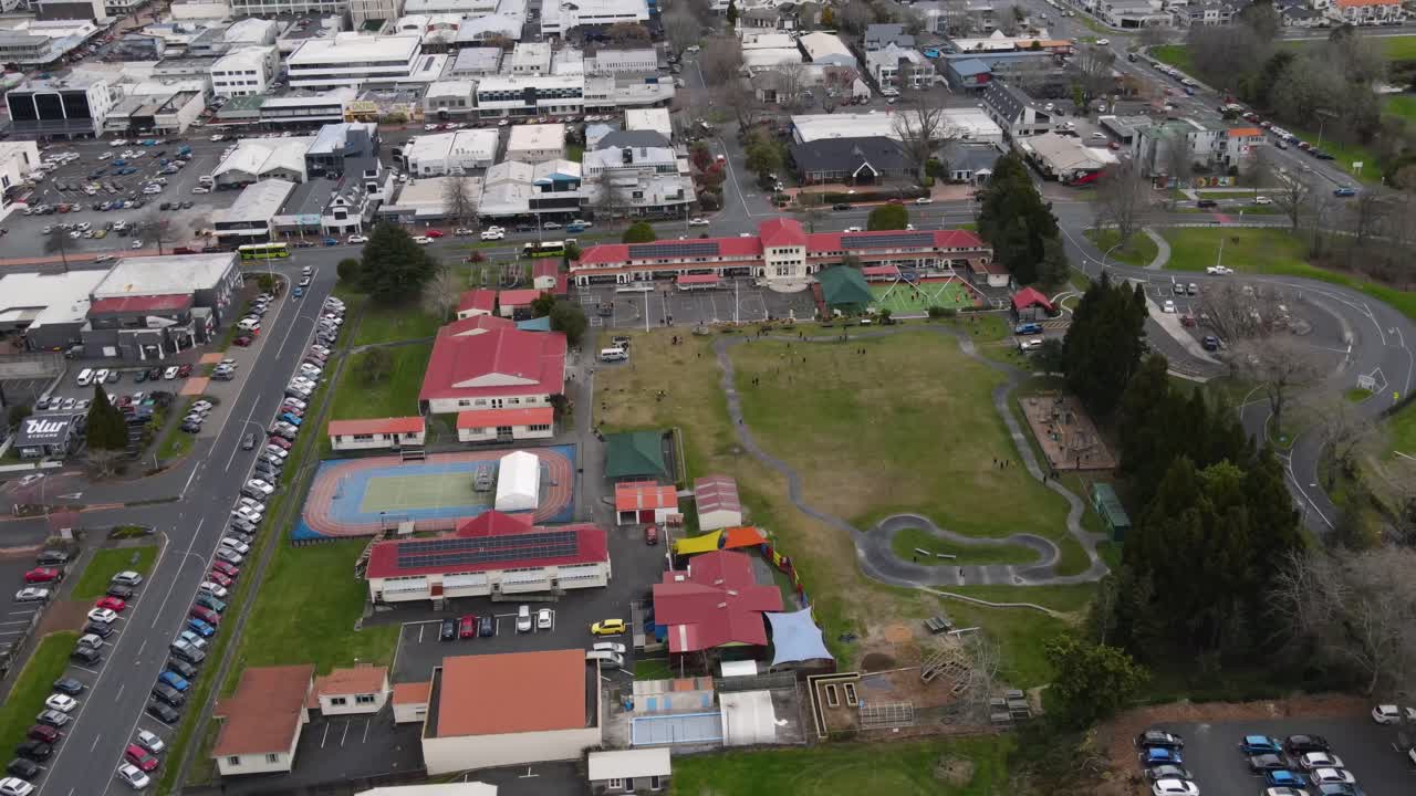 órbita aérea de la escuela secundaria en la ciudad de rotorua, nueva zelanda