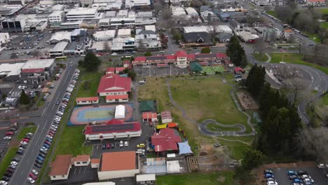 órbita-Aérea-De-La-Escuela-Secundaria-En-La-Ciudad-De-Rotorua,-Nueva-Zelanda