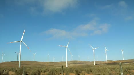 panorama de turbinas eólicas girando con cielo azul en el fondo