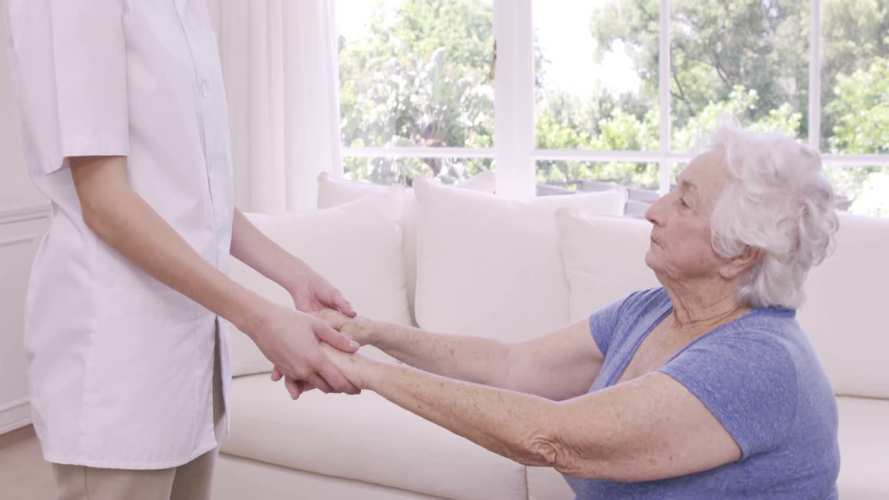 미소 짓는 간호사 가 운동 을 하는 고령 여성 을 돕고 있다