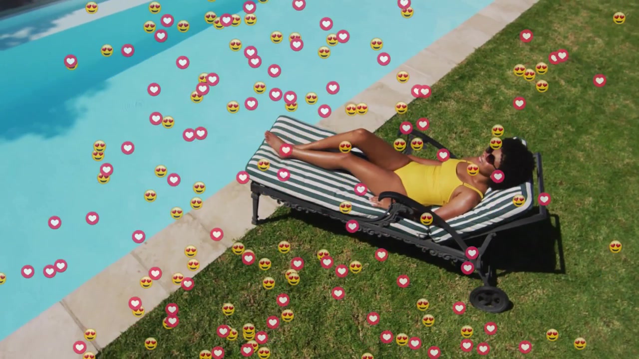 Donna sdraiata su una sdraio a bordo piscina, dopo un secondo emoji a forma di cuore dei social media esplodono e vorticano intorno al busto.