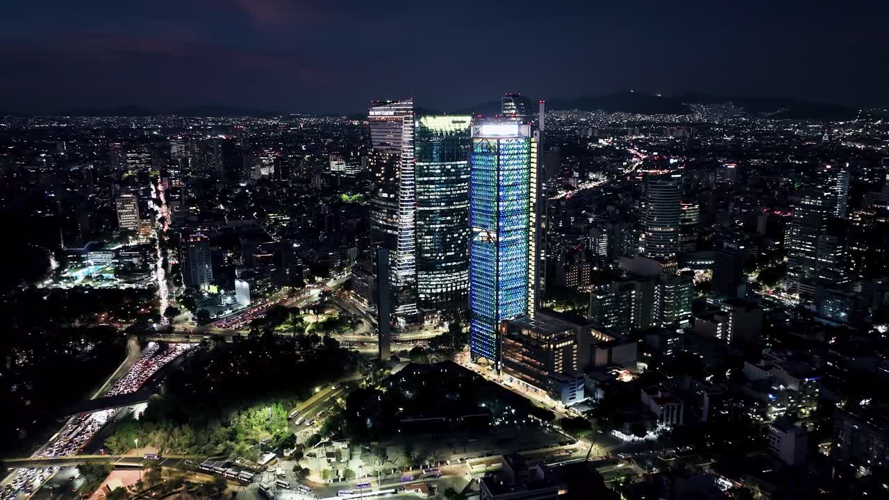 volando sobre la maravillosa avenida de la reforma en la ciudad de méxico por la noche, vista de la zona residencial