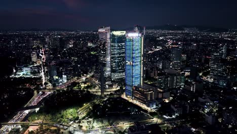 Volando-Sobre-La-Maravillosa-Avenida-Reforma-En-La-Ciudad-De-México-Por-La-Noche,-Vista-De-La-Zona-Residencial