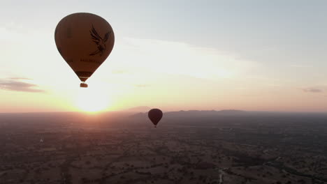 Primer-Plano-Panorámico-De-Drones-De-Globos-Sobre-Bagan-En-Myanmar-Durante-El-Amanecer