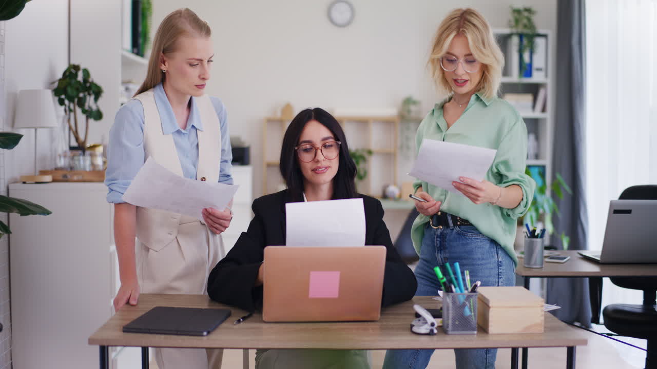Responsabile del team che delega compiti ai collaboratori d'ufficio