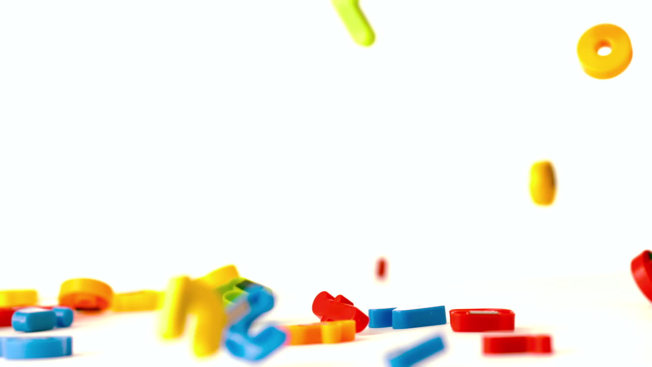 imanes del alfabeto que caen sobre una superficie blanca