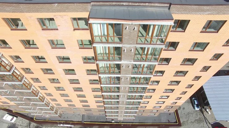 Ripresa aerea della costruzione di un complesso residenziale di appartamenti