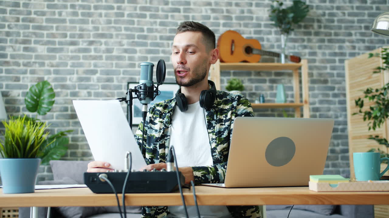 Mann som spiller inn podkast eller radioprogram i hjemmestudio