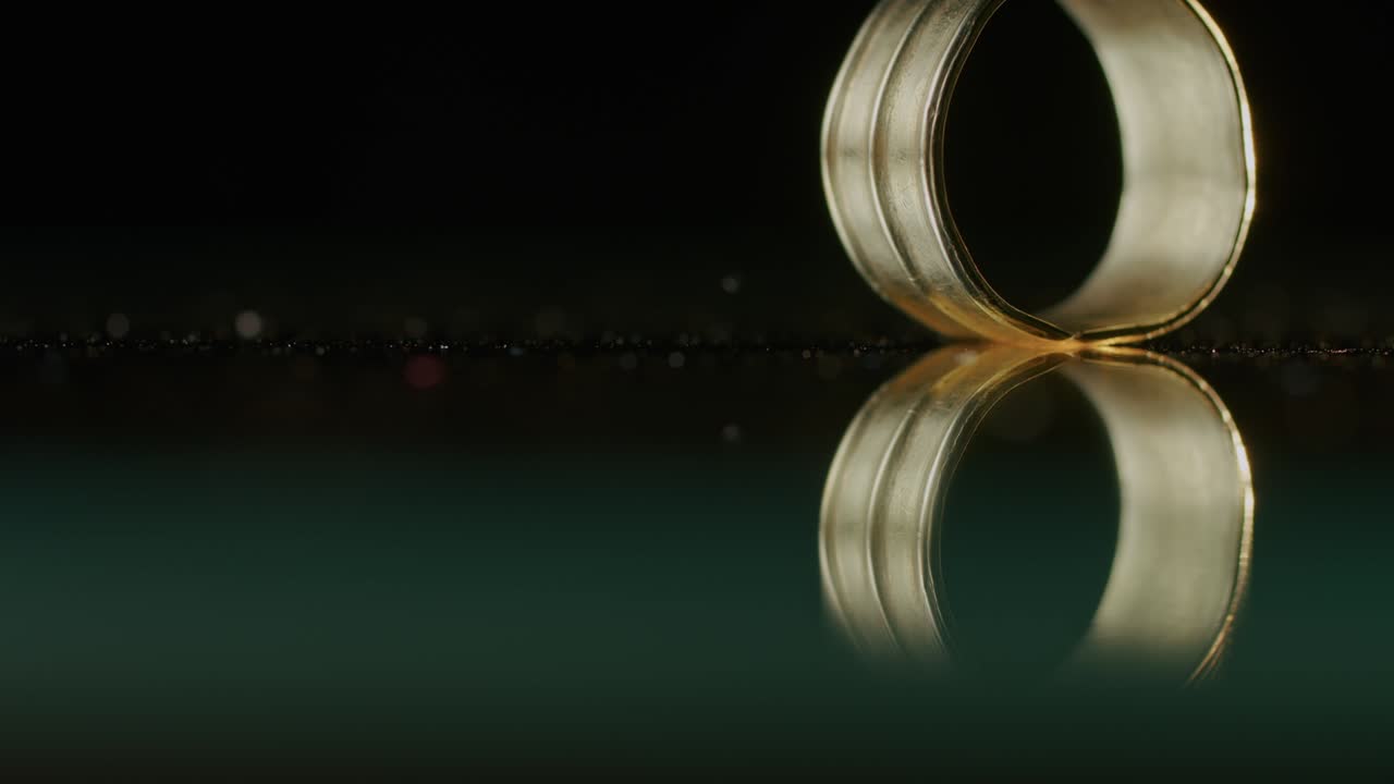 un anillo de oro de una sacerdotisa escita de 2000 años de edad, un viejo pendiente, una rueda giratoria, encontrado durante las excavaciones. joyas vintage. religión. primer plano