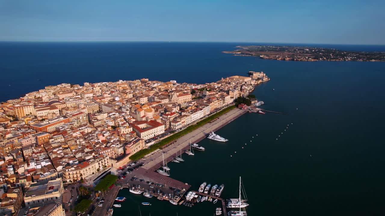 Altın saatte Ortigia, deniz duvarları, tarihi binalar, Akdeniz liman suları. İtalya Sicilya hava çekimi.