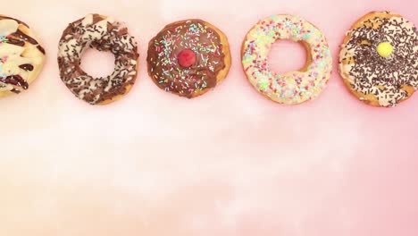 deliciosas rosquillas de chocolate pasando en la parte superior del fondo - detener el movimiento