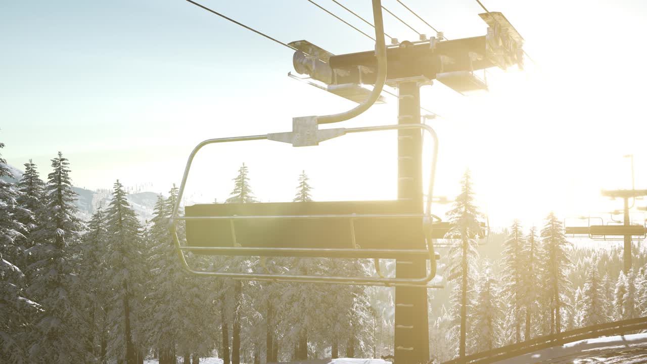 ascensore da sci vuoto. silhouette di chairlift sull'alta montagna sopra la foresta al tramonto
